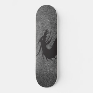 Drakensilhouet, met gras op de achtergrond, persoonlijk skateboard