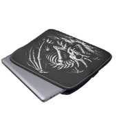 Drakenskelet — door BurnsInHell Laptop Sleeve (Voorkant onderkant)