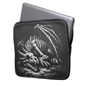 Drakenskelet — door BurnsInHell Laptop Sleeve (Voorkant Links)