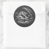 Drakenskelet — door BurnsInHell Ronde Sticker (Tas)