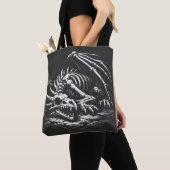 Drakenskelet — door BurnsInHell Tote Bag (Dichtbij)