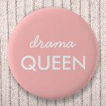 Drama Queen | Modern Trendy Cute Pink Stylish Diva Ronde Button 5,7 Cm<br><div class="desc">Eenvoudige,  stijlvolle "drama koningin",  leuke,  coole prijsaanduiding in moderne,  minimalistische typografie in het wit op een zacht roze achtergrond die gemakkelijk kan worden gepersonaliseerd met je eigen woorden. Deze trendy,  schattige meisjes design is de perfecte verklaring voor jezelf of als cadeau voor een geliefde!</div>