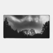 Dramatisch landschap van bergen en rivier bureaumat (Voorkant)