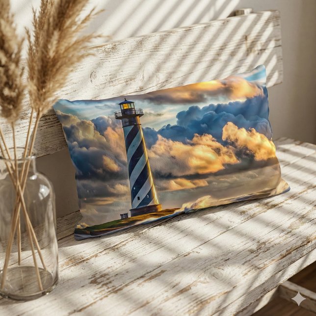 Dramatisch vuurtorenzaadschap met stormachtige gol kussen (Dramatic Lighthouse Seascape with Stormy Waves Lumbar Pillow Mockup 1)