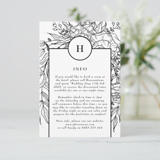 Dramatische Black Monogram Wreath Wedding Informatiekaartje (Staand voorkant)