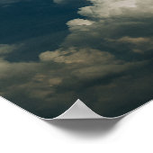 Dramatische Dark Blue Sky met Fluffy Clouds Poster (Hoek)