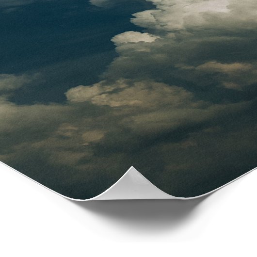 Dramatische Dark Blue Sky met Fluffy Clouds Poster (Hoek)