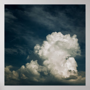 Dramatische Dark Blue Sky met Fluffy Clouds Poster