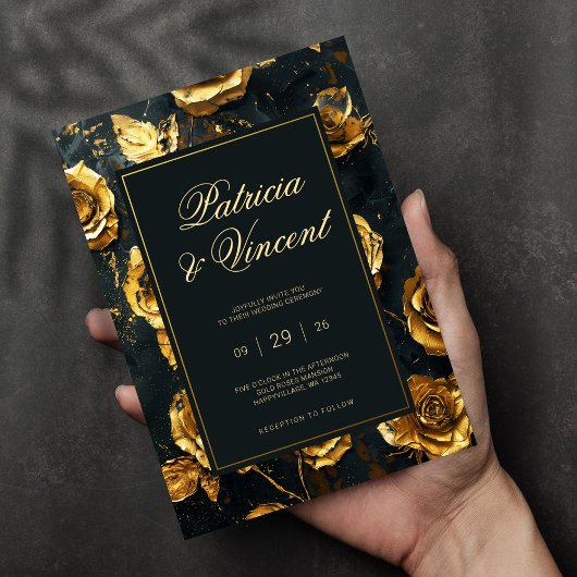 Dramatische gouden Rozen op zwarte bruiloft uitnod Kaart