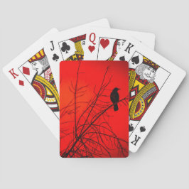 Dramatische koolvogel in de rode winterfoto van de pokerkaarten