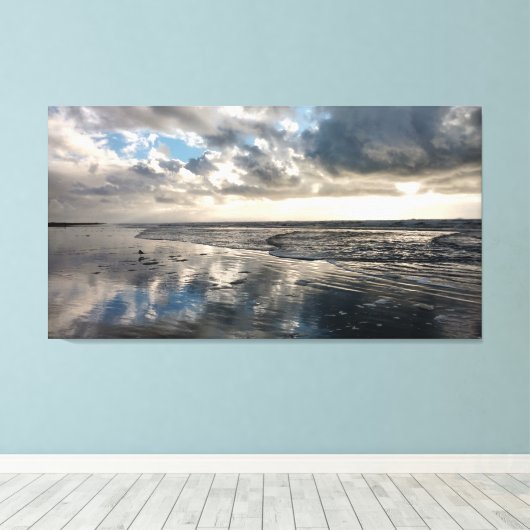 Dramatische Sky Beach Reflections Stretched Canvas (Insitu (Houten vloer))