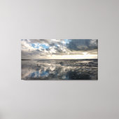 Dramatische Sky Beach Reflections Stretched Canvas (Voorkant)