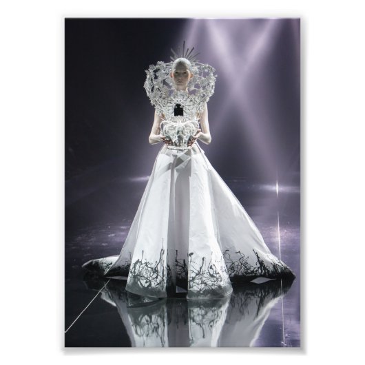 Dramatische witharige vrouw in futuristisch sprank foto afdruk (Voorkant)