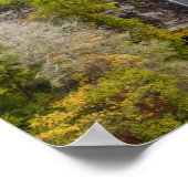 Dramatische witwaterwatervallen in de herfst in de poster (Hoek)