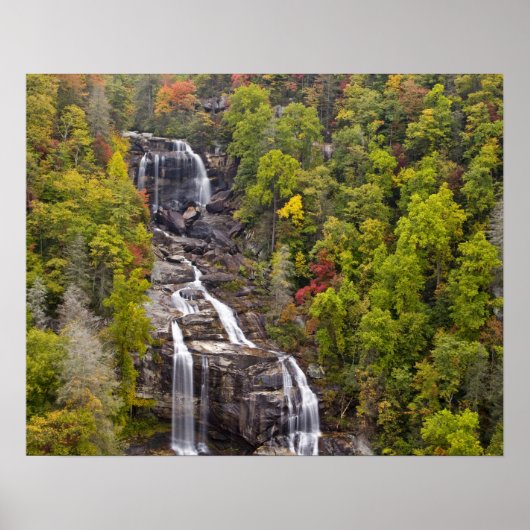 Dramatische witwaterwatervallen in de herfst in de poster (Voorkant)