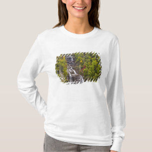 Dramatische witwaterwatervallen in de herfst in de t-shirt