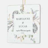 Dramatische zilveren bloemige monogram Eerste Kers Keramisch Ornament (Links)