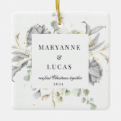 Dramatische zilveren bloemige monogram Eerste Kers Keramisch Ornament (Voorkant)