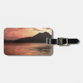 Dramatische zonsondergang in het landschappelijke bagagelabel