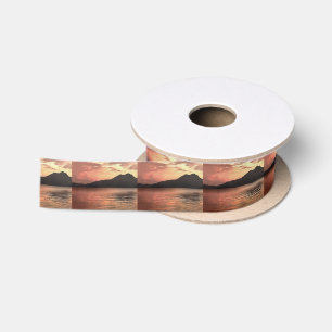 Dramatische zonsondergang in het landschappelijke satijnen lint