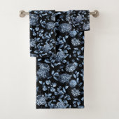 Dramatische zwarte zilver Blauwe Floral Bad Handdoek (Insitu)