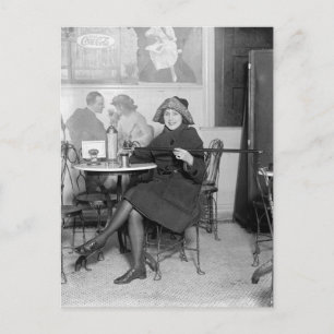 Drank inschenken uit een verborgen fles, 1922 briefkaart