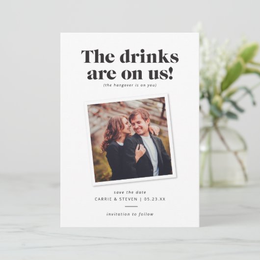 Drankjes Zijn Op Ons Grappige Huwelijk Opslaan Voo Save The Date (Staand voorkant)