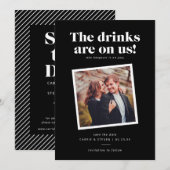 Drankjes Zijn Op Ons Grappige Huwelijk Save the Da Date (Voorkant / Achterkant)