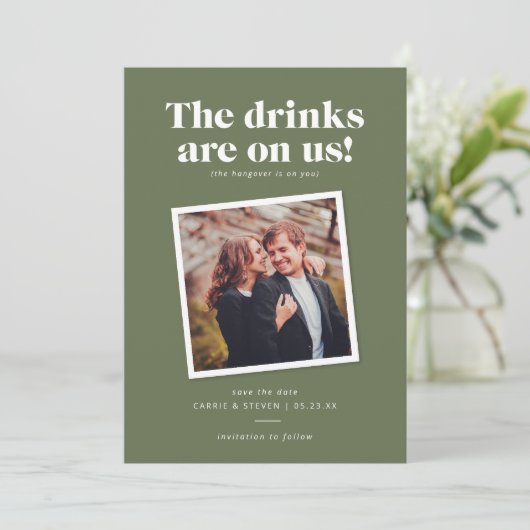 Drankjes Zijn Op Ons Grappige Huwelijkskaart Om Te Save The Date (Staand voorkant)