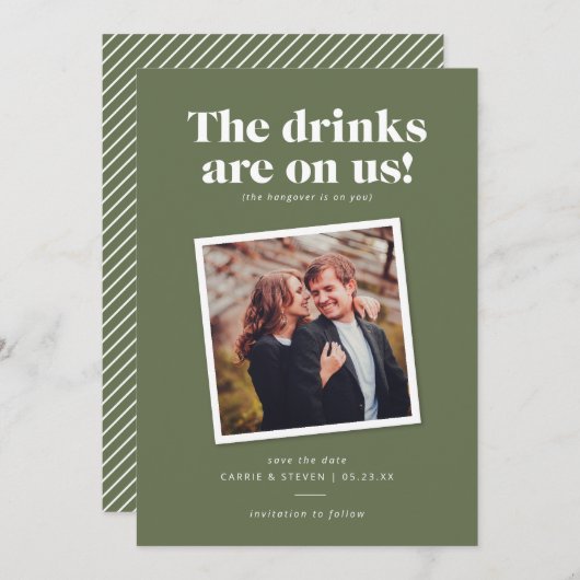 Drankjes Zijn Op Ons Grappige Huwelijkskaart Om Te Save The Date (Voorkant / Achterkant)