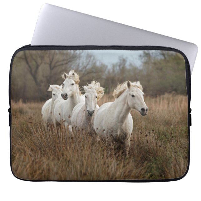 Dravende Camargue-paarden Laptop Sleeve (Voorkant)