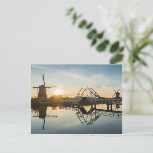 Drawbridge en windmolens bij zonsondergang in Nede Briefkaart (Staand voorkant)