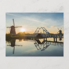 Drawbridge en windmolens bij zonsondergang in Nede Briefkaart