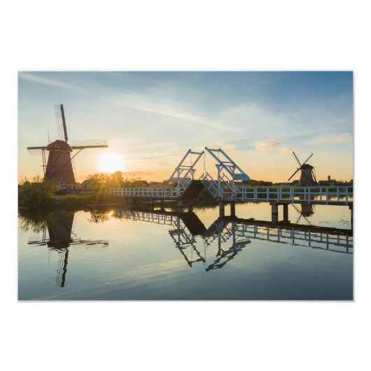 Drawbridge en windmolens bij zonsondergang in Nede Foto Afdruk (Voorkant)