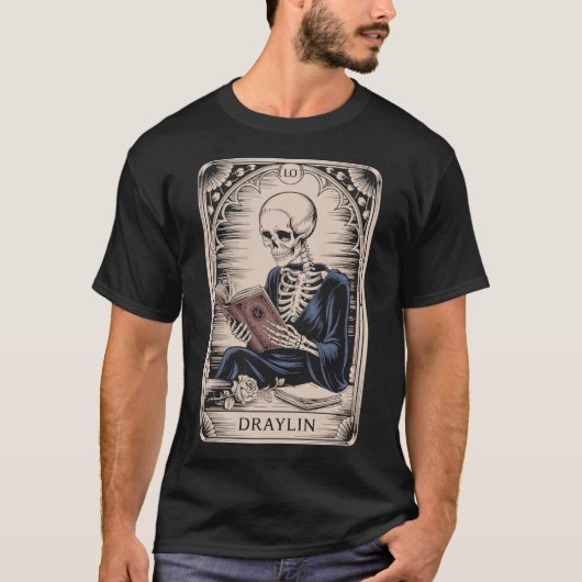 DRAYLIN Skelett mit Buch Tarot Karte T-shirt (Voorkant)