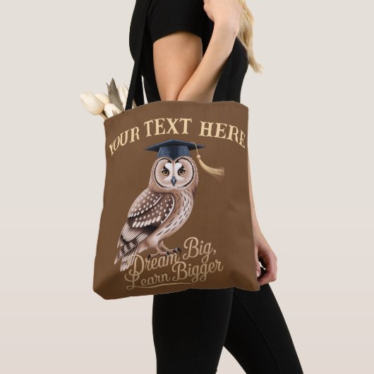 Dream Big Learn Bigger Personalized Owl Graduation Tote Bag (Dichtbij)