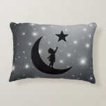 Dream Chaser Cute Minimalist Moon and Star Design Accent Kussen<br><div class="desc">Bring imagination to life with this enchanting minimalist design of a child reaching for a star while standing on the moon. Perfect for kids’ t-shirts, pajamas, towels, and nursery accessories, this artwork inspires dreams, courage, and curiosity. Its clean silhouette fits beautifully on both light and dark fabrics, making it ideal...</div>