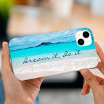 Dream it do it citeert Hawaii Tropical Beach foto iPhone 15 Mini Hoesje<br><div class="desc">"Dream het, doe het." Vergeet de verse zoutgeur van de oceaanlucht niet als je deze verbluffende, levendige fotocel-telefoonbehuizing gebruikt. Onderzoek en verken de eenzaamheid van een leeg strand in Hawaï. Het is een geweldig cadeau voor iemand speciaal! U kunt deze mobiele telefoonbehuizing eenvoudig personaliseren en ik bied ook een aanpassing...</div>