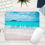 Dream It Do It Hawaii Tropical Sandy Beach Foto Muismat<br><div class="desc">"Droom het, doe het." Herinner jezelf aan de frisse zoutgeur van de oceaanlucht wanneer je deze prachtige levendige fotografie mousepad gebruikt. Uitademen en verkennen van de eenzaamheid van een leeg Hawaïaans strand. Maakt een geweldig cadeau voor iemand speciaal! U kunt deze mousepad gemakkelijk personaliseren. Stuur me een bericht met eventuele...</div>