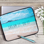 Dream It Do It Quote Hawaii Tropical Sandy Beach Laptop Sleeve<br><div class="desc">"Droom het, doe het." Herinner jezelf aan de frisse zoutgeur van de oceaanlucht wanneer je deze prachtige levendige neopreen laptophoes voor fotografie gebruikt. Uitademen en verkennen van de eenzaamheid van een leeg Hawaïaans strand. Deze laptophoes is verkrijgbaar in drie formaten: 15, 13 en 10 inch. Maakt een geweldig cadeau voor...</div>