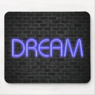 DREAM-tekst in neonverlichting op baksteen Muismat