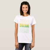 Dream Typography – Gradient Aesthetic Motivational T-shirt (Voorkant volledig)