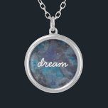 Dream Waterverf Starry Sky Inspirerend Script Zilver Vergulden Ketting<br><div class="desc">Deze ruimte inspireerde ketting met een hand geschilderd sterrenstelsel met sterren en planeten en het woord "droom" maakt een prachtig geschenk voor een geliefde of voor jezelf. Deel van een collectie van Parcel Studios. De tekst is klantgericht.</div>