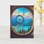 Dreamcatcher in venster met uitzicht op de bergen kaart (Gele Bloem)