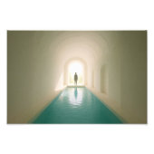 Dreamcore Zwembad met Entiteit – Liminaal Foto Afdruk (Voorkant)