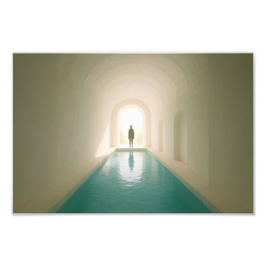 Dreamcore Zwembad met Entiteit – Liminaal Foto Afdruk (Voorkant)