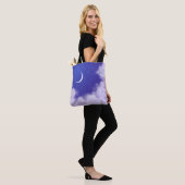 Dreamweaver Night Sky met Crescent Moon Tote Bag (Op model)