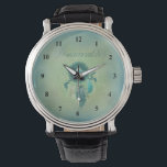 Dreamweaver op een groene gouden achtergrond horloge<br><div class="desc">Inheemse Amerikaanse beschermende dromcatcher. Turquoise blauw, diep paarse en zachte gouden veren hangen omlaag van een cirkelvormige hoepel die is ontworpen met pijl en diamantvormige symbolen in het midden. De droomcatcher is een traditioneel symbool in de inheemse Amerikaanse cultuur en spiritualiteit, versierd met heilige objecten en bedoeld om mensen te...</div>