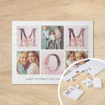 Dreamweaver Pink Floral MOM Photo Collage Moederda Legpuzzel<br><div class="desc">Stuur mama een creatief alternatief voor het gebruikelijke saaie wenskaart - een aangepast wenskaart voor puzzelpuzzelstukjes, gepersonaliseerd met je foto's en Happy Moederdag-bericht! Dit ontwerp is voorzien van MOM-letters met elegante roze waterverf bloemen die zijn vermengd met een collage lijst van uw 3 aangepaste foto's. Voeg hieronder je persoonlijke Moederdag...</div>