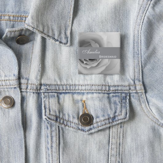 Dreamweaver Silver White Rose Custom Name Bridesma Vierkante Button 5,1 Cm (In situ)